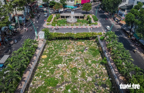 Kênh Nhiêu Lộc - Thị Nghè 1 tháng chưa dọn, ngộp thở với 'biển rác' trên sông- Ảnh 2. Rác dồn ứ kín mặt kênh cuối đường Hoàng Sa - Trường Sa (quận Tân Bình). Hình ảnh ghi nhận sáng 9-3 - Ảnh: CHÂU TUẤN