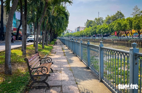 Kênh Nhiêu Lộc - Thị Nghè 1 tháng chưa dọn, ngộp thở với 'biển rác' trên sông- Ảnh 6. Những hàng ghế dọc kênh là nơi người dân thường đến ngồi ngắm cảnh, vui chơi. Tuy nhiên, thời gian qua vắng hoe - Ảnh: THU DUNG