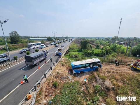 Xe khách văng khỏi cao tốc TP.HCM - Trung Lương, hàng chục người bị thương- Ảnh 1. Hiện trường vụ tai nạn, chiếc xe bị rớt khỏi đường cao tốc - Ảnh: HOÀI THƯƠNG