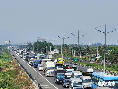 Xe khách văng khỏi cao tốc TP.HCM - Trung Lương, hàng chục người bị thương- Ảnh 2. Vụ tai nạn khiến dòng xe trên cao tốc TP.HCM - Trung Lương ùn ứ - Ảnh: HOÀI THƯƠNG