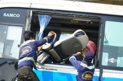 Xe khách văng khỏi cao tốc TP.HCM - Trung Lương, hàng chục người bị thương- Ảnh 4. Nhiều cửa số của chiếc xe bị bể nát sau vụ tai nạn - Ảnh: MẬU TRƯỜNG