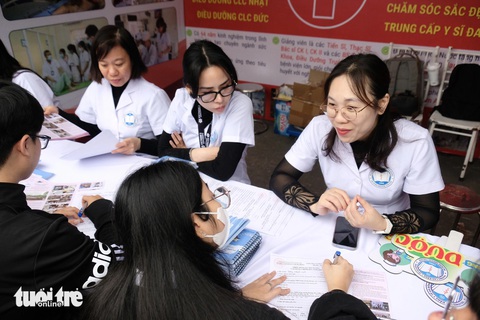 Trường đại học Y Hà Nội dự kiến mở 4 ngành mới- Ảnh 1. Các gian tư vấn khối ngành sức khỏe được nhiều học sinh, phụ huynh quan tâm, nhờ tư vấn - Ảnh: NGUYÊN BẢO
