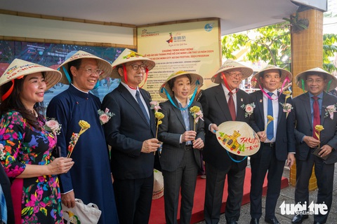 Đoàn đại biểu cấp cao tham quan gian hàng xúc tiến du lịch Việt Nam tại lễ hội - Ảnh: NGỌC ĐỨC Đoàn đại biểu cấp cao tham quan gian hàng xúc tiến du lịch Việt Nam tại lễ hội - Ảnh: NGỌC ĐỨC