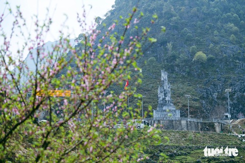 Khung cảnh xuân ở trước tượng đài Thanh niên xung phong trên đèo Mã Pí Lèng - con đường hạnh phúc Khung cảnh xuân ở trước tượng đài Thanh niên xung phong trên đèo Mã Pí Lèng - con đường hạnh phúc
