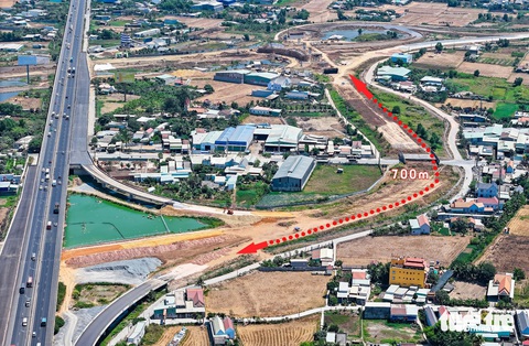 Chủ đầu tư cao tốc Bến Lức - Long Thành: Tranh chấp cát là việc riêng, không liên quan đến công trường- Ảnh 1. Đoạn dài 700m trong ảnh thuộc dự án cao tốc Bến Lức - Long Thành, là nơi Công ty Thảo Lan đòi đào lấy cát mang về - Ảnh: CHÂU TUẤN