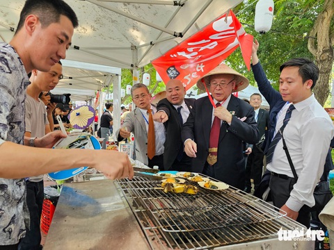 Ông Takebe Tsutomu - cố vấn đặc biệt Liên minh Nghị sĩ hữu nghị Việt Nam - Nhật Bản, trưởng ban danh dự ban tổ chức Lễ hội Việt - Nhật năm 2024 - ghé thăm gian hàng ẩm thực Nhật Bản - Ảnh: NGỌC ĐỨC Ông Takebe Tsutomu - cố vấn đặc biệt Liên minh Nghị sĩ hữu nghị Việt Nam - Nhật Bản, trưởng ban danh dự ban tổ chức Lễ hội Việt - Nhật năm 2024 - ghé thăm gian hàng ẩm thực Nhật Bản