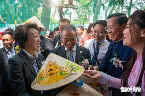 Chủ tịch TP.HCM Phan Văn Mãi tặng nón lá có chữ ký của mình cho bà Hashimoto Seiko - thành viên Thượng viện Nhật Bản, cựu Bộ Trưởng phụ trách Thế vận hội Olympic Tokyo và Tokyo 2020 Paralympic Games - Ảnh: NGỌC ĐỨC Chủ tịch UBND TP.HCM Phan Văn Mãi tặng nón lá có chữ ký của mình cho bà Hashimoto Seiko, trưởng ban tổ chức Lễ hội Việt - Nhật năm 2024 bên phía Nhật Bản