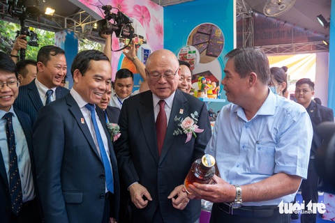 Phó Thủ tướng Chính phủ Trần Lưu Quang cùng các đại biểu khách mời tham quan gian hàng trưng bày sản phẩm của TP.HCM - Ảnh: NGỌC ĐỨC Phó thủ tướng Chính phủ Trần Lưu Quang (bên trái) cùng các đại biểu khách mời tham quan gian hàng trưng bày sản phẩm của TP.HCM