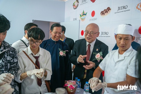 Ông Takebe hướng dẫn khách tham quan cách nhào bột để làm bánh truyền thống Nhật Bản - Ảnh: NGỌC ĐỨC Ông Takebe hướng dẫn khách tham quan cách nhào bột để làm bánh truyền thống Nhật Bản