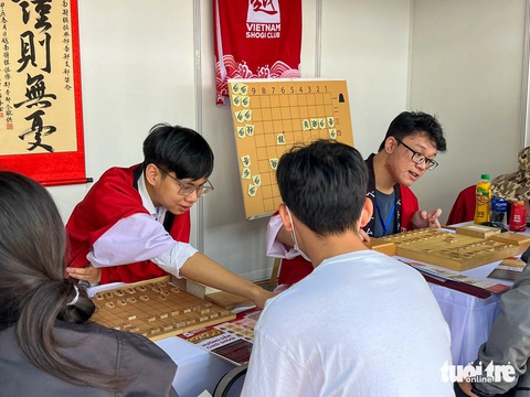 Khách tham qua trải nghiệm cờ shogi, bộ môn được mệnh danh là Khách trải nghiệm cờ shogi, bộ môn được mệnh danh là "cờ tướng Nhật Bản"