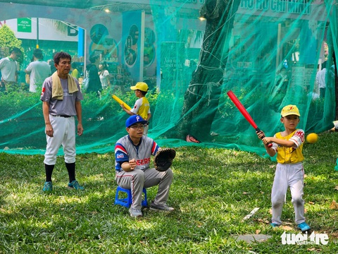Trẻ em trải nghiệm bộ môn bóng chày tại lễ hội - Ảnh: NGỌC ĐỨC Trẻ em trải nghiệm bộ môn bóng chày rất được người Nhật Bản yêu thích tại lễ hội