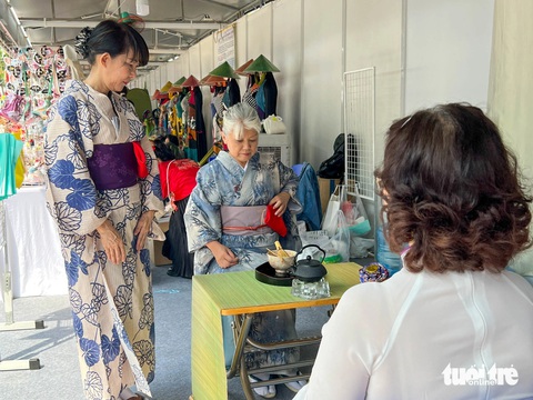 Gian hàng trải nghiệm nghệ thuật trà đạo Nhật Bản - Ảnh: NGỌC ĐỨC Gian hàng trải nghiệm nghệ thuật trà đạo Nhật Bản