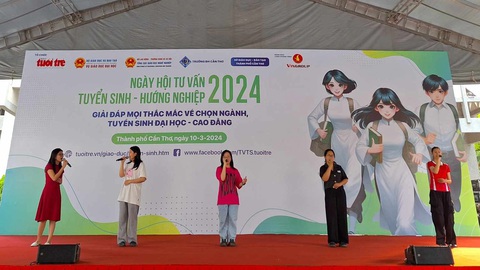 Rộn ràng chờ đón học sinh đến Ngày hội tư vấn tuyển sinh ở Cần Thơ- Ảnh 4. Chuẩn bị các tiết mục văn nghệ khai mạc ngày hội - Ảnh: TRỌNG NHÂN