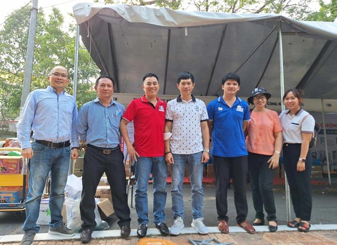 Rộn ràng chờ đón học sinh đến Ngày hội tư vấn tuyển sinh ở Cần Thơ- Ảnh 5. Các thầy cô Trường đại học Công nghệ Sài Gòn chuẩn bị sẵn sàng cho Ngày hội tư vấn tuyển sinh - hướng nghiệp - Ảnh: TRỌNG NHÂN