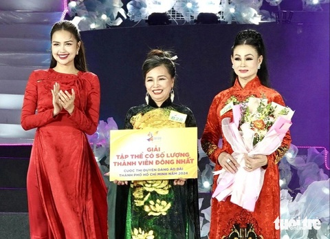 Hoa hậu Ngọc Châu (bìa trái) trao giải phụ cho câu lạc bộ Áo dài Thủ Đức - Ảnh: T.T.D. Hoa hậu Ngọc Châu (bìa trái) trao giải phụ cho Câu lạc bộ Áo dài Thủ Đức - Ảnh: T.T.D.