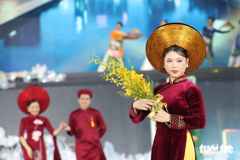Các thí sinh duyên dáng trong tà áo dài - Ảnh: TÔ CƯỜNG Các thí sinh duyên dáng trong tà áo dài - Ảnh: TÔ CƯỜNG