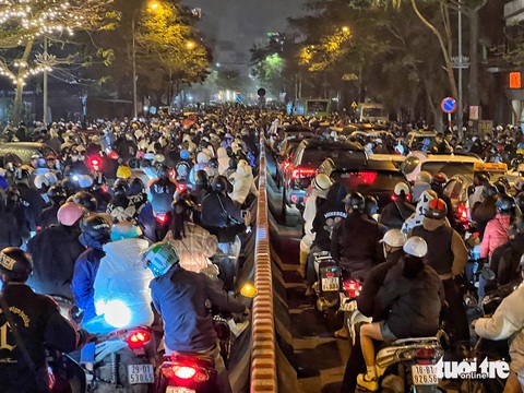 Người dân đổ về hồ Tây xem trình diễn drone, đường Hà Nội ùn tắc gần 3km- Ảnh 1. Cách địa điểm trình diễn drone 2,8km, tại đường Lạc Long Quân, xe cộ ùn tắc hai chiều - Ảnh: PHẠM TUẤN