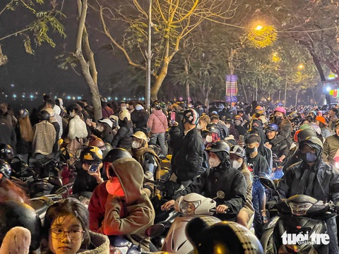 Người dân đổ về hồ Tây xem trình diễn drone, đường Hà Nội ùn tắc gần 3km- Ảnh 2. Tình hình giao thông tại phố Trích Sài, Tây Hồ - Ảnh: PHẠM TUẤN