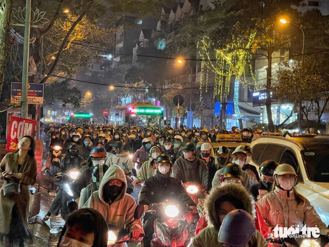 Người dân đổ về hồ Tây xem trình diễn drone, đường Hà Nội ùn tắc gần 3km- Ảnh 4. Ùn tắc khiến người dân tiến thoái lưỡng nan - Ảnh: PHẠM TUẤN