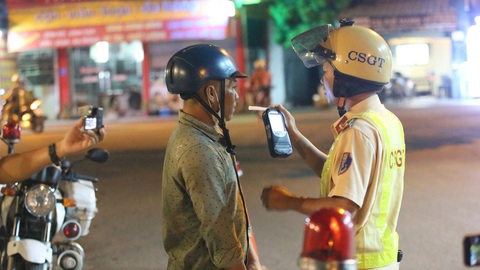 Quy định cho chặt chẽ, không để lợi dụng 'nồng độ cồn nội sinh'- Ảnh 1. Lực lượng cảnh sát giao thông - trật tự Công an TP Thủ Đức kiểm tra nồng độ cồn - Ảnh: MINH HÒA