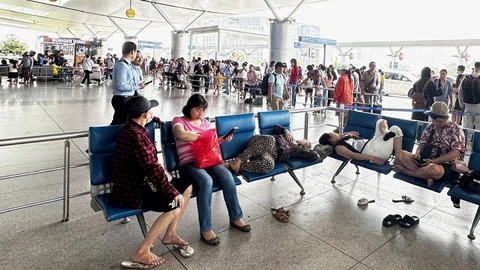 Giữ lịch sự nơi công cộng: đừng 'phun độc', gây hãi hồn cho người khác- Ảnh 1. Hành khách nằm trên ghế ngồi ở nhà ga sân bay - Ảnh: D.T.C
