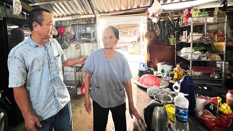 Thành phố dễ thương - Kỳ 9: Những chuyến xe chở đầy yêu thương- Ảnh 1. Ông Lê Văn Đức có cảnh nhà không dư dả gì nhưng vẫn nhận chuyển trọ miễn phí cho sinh viên - Ảnh: YẾN TRINH