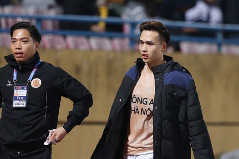 Bùi Hoàng Việt Anh được đưa đi cấp cứu khi môi trên rách lìa - Ảnh: HOÀNG TÙNG Bùi Hoàng Việt Anh được đưa đi cấp cứu khi môi trên rách lìa - Ảnh: HOÀNG TÙNG