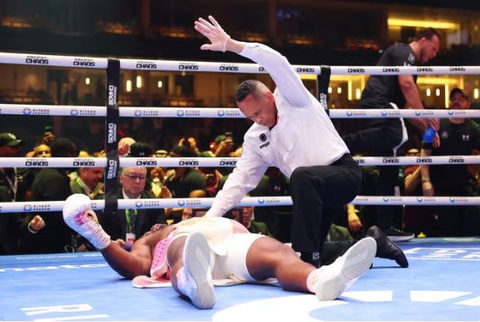 Cựu vô địch quyền anh Joshua hạ đo ván cao thủ MMA chỉ sau 2 hiệp- Ảnh 1. Francis Ngannou nằm bất tỉnh sau khi bị hạ gục lần thứ 3 sau hai hiệp đấu - Ảnh: Getty