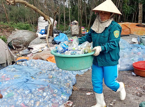 Buổi lễ đặc biệt của những người phụ nữ nhặt ve chai - Ảnh 3. Phụ nữ làm nghề thu lượm ve chai ở TP Hội An - Ảnh: THÙY ANH