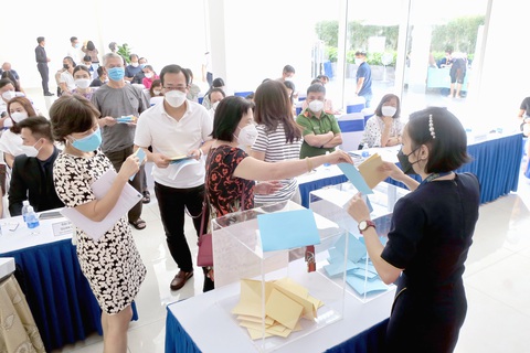 Quản trị chung cư: 1.001 kiểu mâu thuẫn- Ảnh 3. Cư dân bầu ban quản trị tại một chung cư ở TP.HCM - Ảnh: T.T.D.