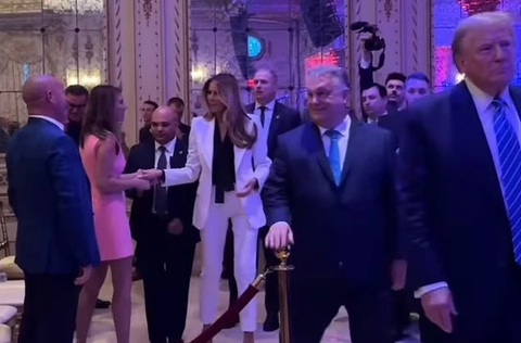 Thủ tướng Hungary Viktor Orban đi ngay sau cựu tổng thống Donald Trump khi tham dự sự kiện ở Mar-a-Lago ngày 8-3 (giờ Mỹ) - Ảnh: DAILYMAIL.CO.UK Thủ tướng Hungary Viktor Orban đi ngay sau cựu tổng thống Mỹ Donald Trump (phải) khi tham dự sự kiện ở Mar-a-Lago ngày 8-3 (giờ Mỹ) - Ảnh: DAILYMAIL.CO.UK