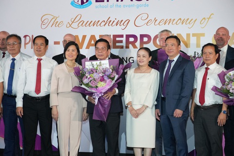 Ra mắt trường nội trú song ngữ dành cho học sinh lớp 1 đến lớp 12- Ảnh 6. Đội ngũ sư phạm Trường EMASI và các đại biểu tại buổi lễ ra mắt Trường nội trú song ngữ Quốc tế EMASI Plus – Water Point - Ảnh: nhà trường cung cấp