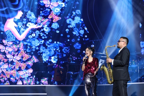 Hồng Nhung hát Còn tuổi nào cho em cùng nghệ sĩ saxophone Quyền Thiện Đắc - Ảnh: BTC Hồng Nhung hát Còn tuổi nào cho em cùng nghệ sĩ saxophone Quyền Thiện Đắc - Ảnh: BTC