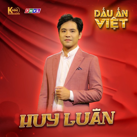 Dấu ấn Việt tái hiện hào hùng những giai điệu âm vang Tổ quốc- Ảnh 7. Huy Luân - Được thừa hưởng dòng máu nghệ thuật từ mẹ là NSND Kim Xuân nhưng anh lại không theo con đường diễn xuất, mà lại là tài năng của dòng nhạc tiền chiến, trữ tình. Với danh hiệu á quân “Tôi là… người chiến thắng” mùa đầu tiên, anh càng gây thiện cảm với loạt thành tích: quán quân Hát cùng mẹ yêu 2018 cùng NSND Kim Xuân, á quân Tình Bolero 2020.