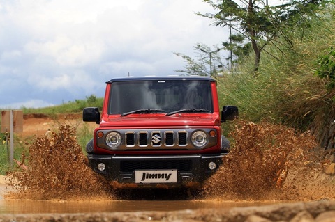 Lái thử Suzuki Jimny 5 cửa: Off-road không ngán đường nào, nhiều điểm hơn bản 3 cửa- Ảnh 2. Suzuki đã trang bị cho Jimny hệ thống AllGrip Pro giúp chủ động truyền lực tới bánh trước và bánh sau theo nhu cầu. Nhờ đó các tài xế có thể dễ dàng chinh phục các cung đường khó. Hệ thống AllGrip Pro có khả năng chuyển đổi từ loại 2 cầu sang 1 cầu, hoặc ngược lại một cách nhanh chóng - Ảnh: Suzuki
