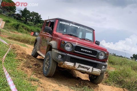 Lái thử Suzuki Jimny 5 cửa: Off-road không ngán đường nào, nhiều điểm hơn bản 3 cửa- Ảnh 5. Khi xuống dốc, tài xế chuyển sang 4H và sử dụng tính năng hỗ trợ xuống dốc (HDC) giúp điều chỉnh tốc độ của xe phù hợp với độ nghiêng của mặt đường. Tài xế không cần phải phanh hoặc lo lắng về số, mà chỉ cần tập trung vào vô lăng - Ảnh: Suzuki