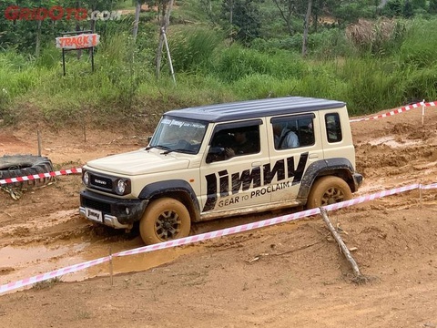 Lái thử Suzuki Jimny 5 cửa: Off-road không ngán đường nào, nhiều điểm hơn bản 3 cửa- Ảnh 7. Dù đi trên đường gập ghềnh, phóng viên DetikOto vẫn cảm thấy thoải mái nhờ trục bền bỉ và treo dạng lò xo cuộn. Đáng chú ý, ZigWheels đánh giá hệ thống treo của bản 3 cửa không linh hoạt bằng bản 5 cửa - Ảnh: GridOto