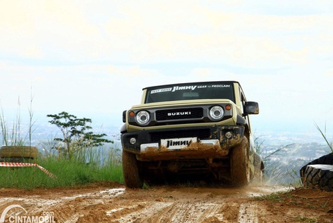 Lái thử Suzuki Jimny 5 cửa: Off-road không ngán đường nào, nhiều điểm hơn bản 3 cửa- Ảnh 4. Đi đường dốc, tài xế để chế độ 2H và sử dụng tính năng hỗ trợ giữ xe khi lên dốc (HHA), hạn chế khả năng trượt trong những khoảnh khắc tạm dừng. Theo JPNN, xe giữ được 2 giây. Trong khi đó, phóng viên Otomotif cho biết thời gian là 3 giây - Ảnh: JPNN, Cintamobil