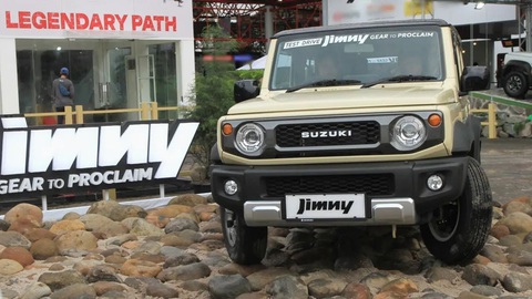 Lái thử Suzuki Jimny 5 cửa: Off-road không ngán đường nào, nhiều điểm hơn bản 3 cửa- Ảnh 9. Về cơ bản, khả năng off-road của Suzuki Jimny 5 cửa và 3 cửa (bản sắp đến Việt Nam) là tương đương. Song Jimny 5 cửa có camera lùi, cảm biến đỗ xe 4 điểm. Nhờ đó, kết hợp với các cảm biến khác, đỗ xe trở nên dễ dàng hơn - Ảnh: Kabar Pangandaran