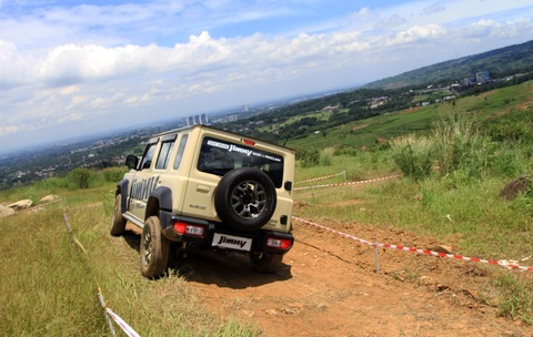 Lái thử Suzuki Jimny 5 cửa: Off-road không ngán đường nào, nhiều điểm hơn bản 3 cửa- Ảnh 3. Chỉ cần sử dụng cần gạt nằm sát cần chuyển số để chuyển qua các chế độ khác nhau: 2H (dẫn động cầu sau), 4H (dẫn động 2 cầu), 4L (dẫn động 2 cầu chậm) - Ảnh: Suzuki