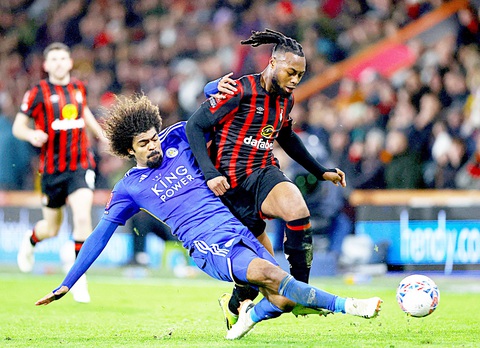Nỗi buồn Leicester- Ảnh 1. Chơi thăng hoa mùa giải này nhưng Leicester (trái) vẫn đối mặt tương lai ảm đạm - Ảnh: Reuters
