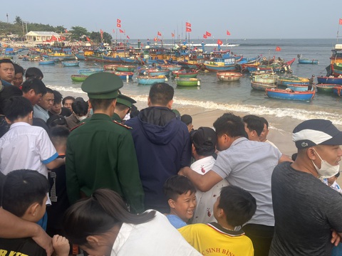 Lại phát hiện 4kg ma túy ở bờ biển Quảng Ngãi, nơi từng có gần 300kg ma túy trôi dạt vào bờ- Ảnh 3. Bờ biển thôn Phước Thiện, xã Bình Hải là nơi liên tục phát hiện ma túy với số lượng lớn nhất cả nước từ trước đến nay - Ảnh: V.T.