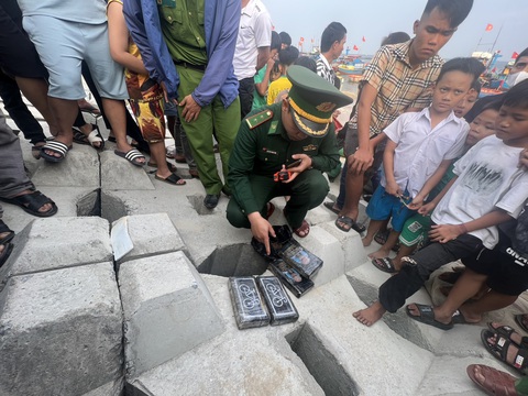 Lại phát hiện 4kg ma túy ở bờ biển Quảng Ngãi, nơi từng có gần 300kg ma túy trôi dạt vào bờ- Ảnh 1. Thêm 4 túi ma túy được phát hiện ở bờ biển thôn Phước Thiện, xã Bình Hải, huyện Bình Sơn, Quảng Ngãi - Ảnh: V.T