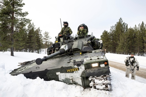Biển Baltic thành 'hồ' NATO, Nga có thể thoát vây ra sao?- Ảnh 1. Binh sĩ Thụy Điển tập trận cùng binh sĩ Phần Lan ngày 5-3 trong cuộc tập trận của NATO - Ảnh: REUTERS