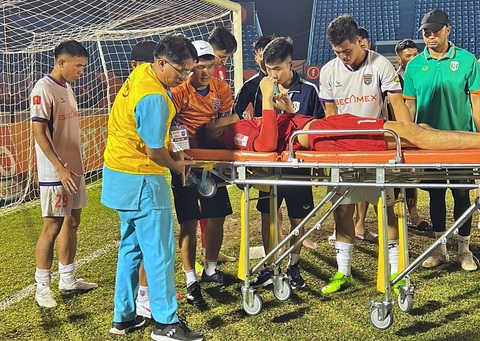 Thủ môn CLB Sông Lam Nghệ An Nguyễn Văn Việt cấp cứu trên sân Bình Dương- Ảnh 1. Văn Việt kiệt sức, bất tỉnh sau khi trận đấu kết thúc - Ảnh: Q.T.