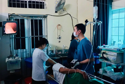 Làm gì khi xét nghiệm máu cho dấu ấn chỉ điểm ung thư tăng cao?- Ảnh 2. Nội soi chẩn đoán ung thư dạ dày - Ảnh: BSCC