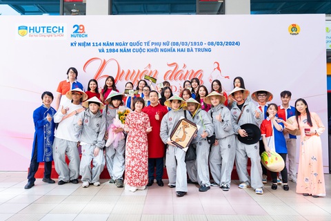 Psychic Fever giao lưu văn nghệ cùng sinh viên khoa Nhật Bản học HUTECH - Ảnh 1. Hòa chung với không khí lễ hội chào mừng Ngày Quốc tế Phụ nữ 8-3, các thành viên của Psychic Fever đội nón lá, chụp hình chung với các thầy cô giáo (người Nhật và người Việt cùng mặc áo dài) và sinh viên