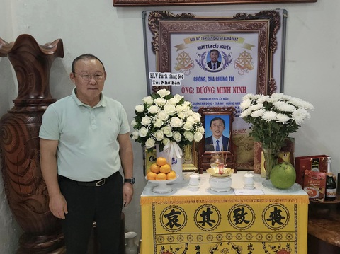 Ông Park Hang Seo đến viếng cố trợ lý, thăm nhà bầu Đức- Ảnh 2. HLV Park Hang Seo viếng cố trợ lý Dương Minh Ninh - Ảnh: NVCC