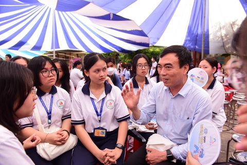 Đăng ký xét tuyển thế nào để dễ trúng tuyển đại học?- Ảnh 3. TS Phạm Tấn Hạ tư vấn cho học sinh tại Trường đại học Tiền Giang sáng 9-3 - Ảnh: DUYÊN PHAN
