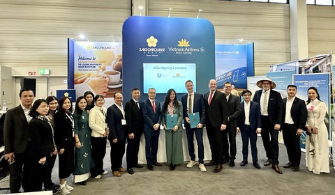 Saigontourist Group đẩy mạnh thị trường châu Âu qua Hội chợ ITB Berlin 2024- Ảnh 1. Ông Vũ Quang Minh (thứ 9 từ phải sang), đại sứ Việt Nam tại CHLB Đức, thăm và chụp hình tại gian hàng Saigontourist Group - Vietnam Airlines